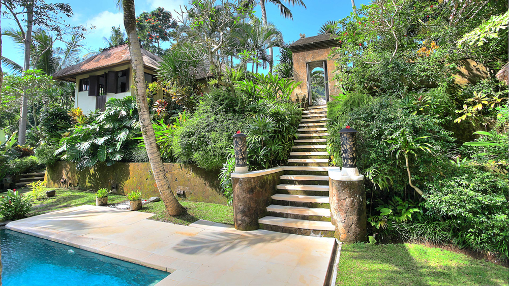 Villa Alamanda - Stairs to the villa entrance